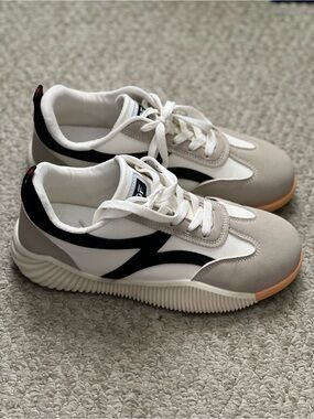 De Florence Women’s Cloudea 2.0 Sneakers with Black Accent